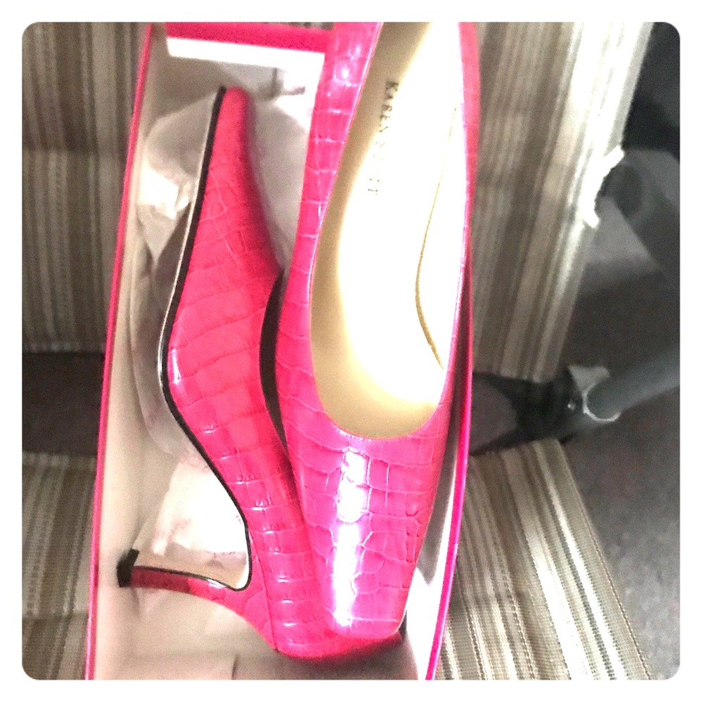 Karen Scott pump